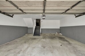 Ein Betonboden mit einer Treppe, die zu einer Tür führt.