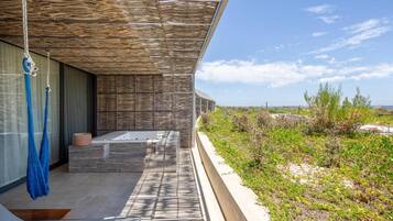 Banyera d'hidromassatge a l'aire lliure