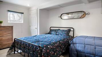 8 bedrooms, iron/ironing board, WiFi, bed sheets