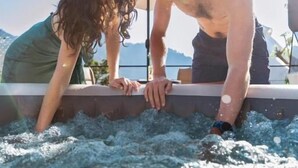 Two people leaning over a pool with water splashing around them. - Gaiatri Holistic Glamping (Tepoztlán)