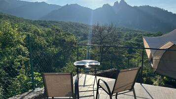 Superior Suite, Pets Allowed, Mountain View | Outdoor dining