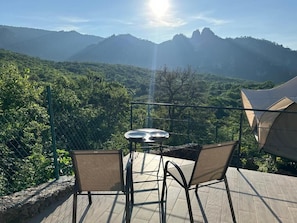 Suite superior, Se admiten mascotas, vistas a la montaña | Restaurante al aire libre
