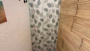 Cabaña junior, patio, vista al jardín | Baño