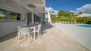 Outdoor dining - Villa Lala, a chic getaway with a pool and ocean view (Case-Pilote)