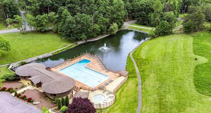 Pet Friendly A-frame with Hot-tub in Hedgesville, West Virginia