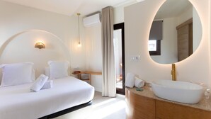 Ein Hotelzimmer mit einem Bett, einem Schminktisch mit großem Spiegel und einem Schreibtisch.