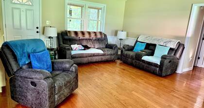 Relaxing 1-bedroom cottage on 13 acres in charming Senatobia