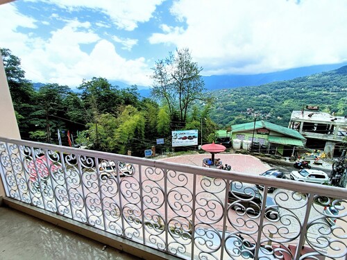 Stay in this serene quiet and calm place with majestic view near to mg marg.