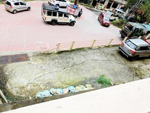 Property grounds - Stay in this serene quiet and calm place with majestic view near to mg marg. (Gangtok)