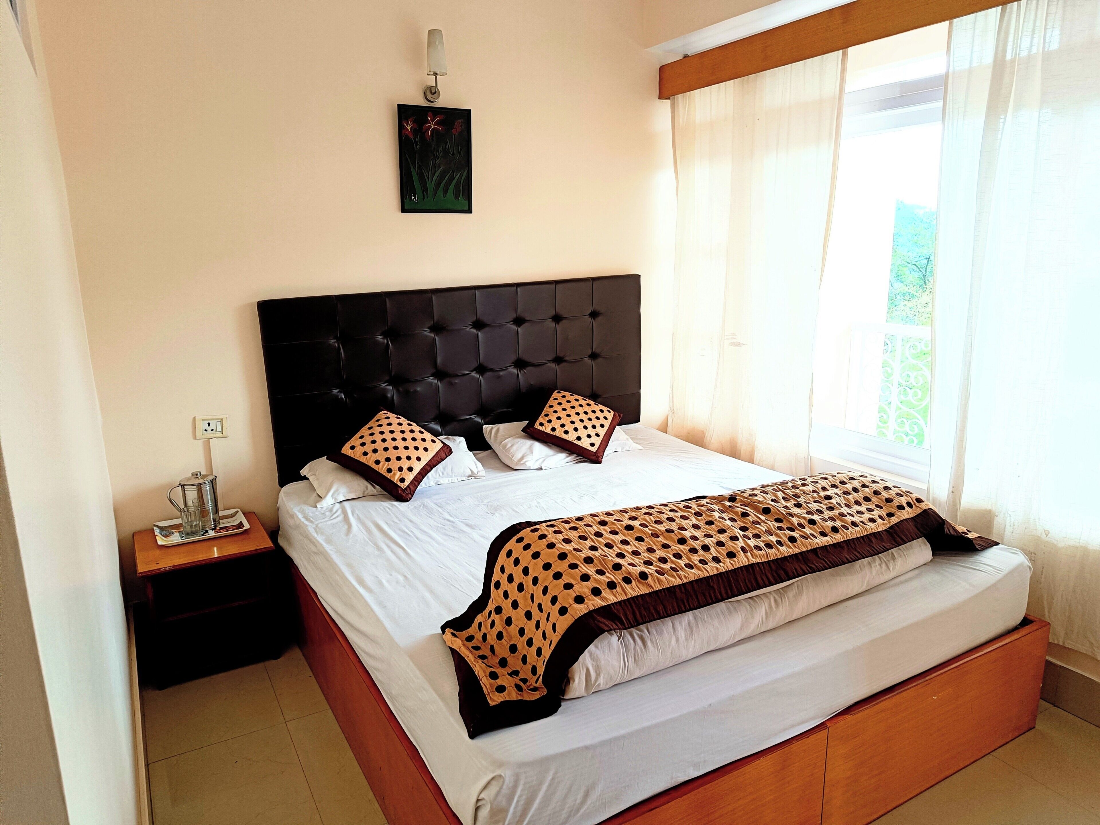 9 bedrooms, WiFi, bed sheets