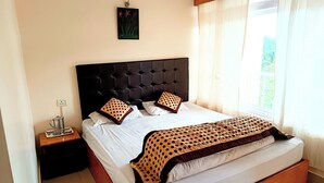 9 bedrooms, WiFi, bed sheets