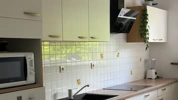 Coffee/tea maker, fridge, microwave, oven