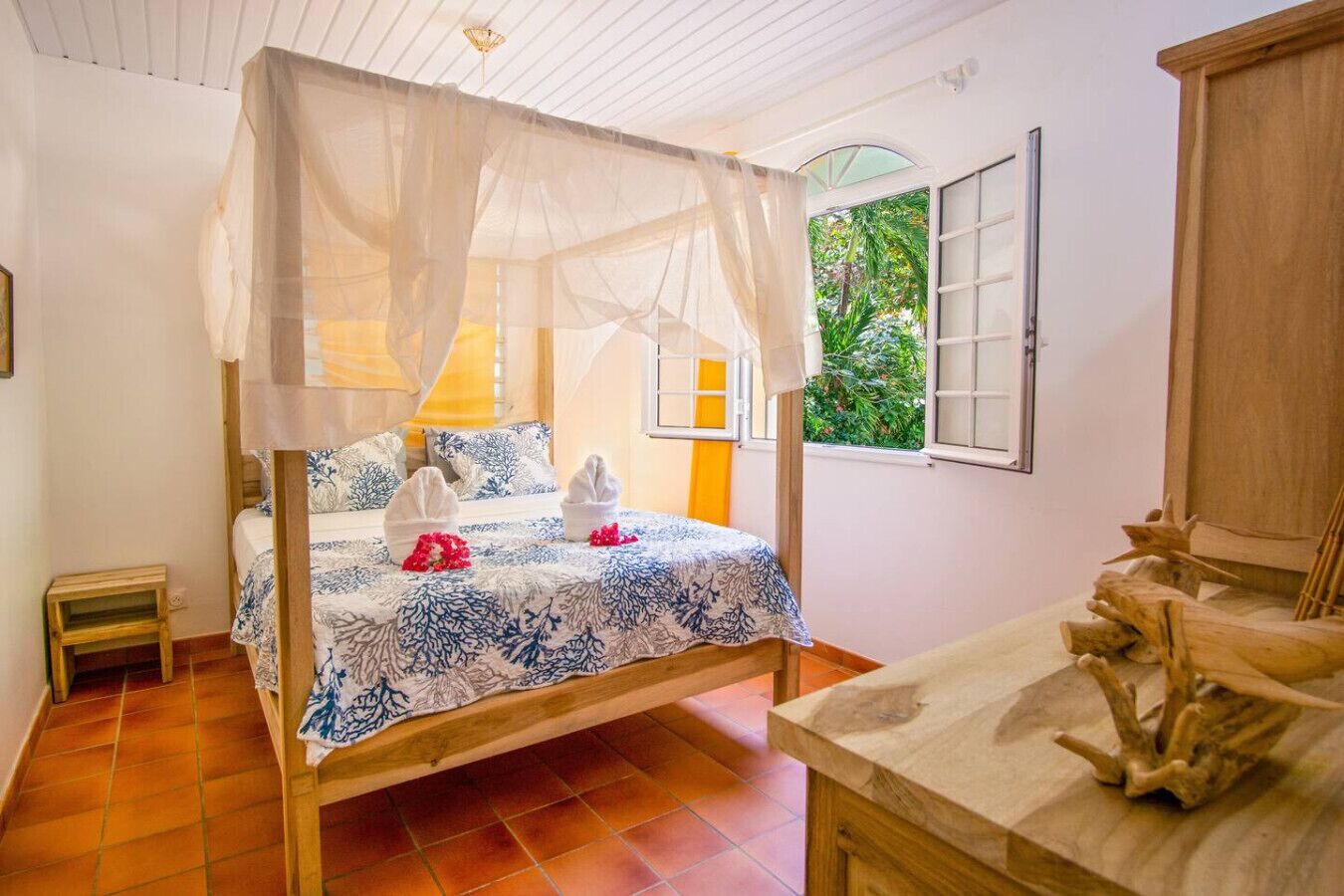 3 bedrooms, desk, iron/ironing board, travel cot
