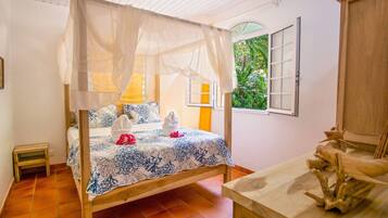 3 bedrooms, desk, iron/ironing board, travel cot