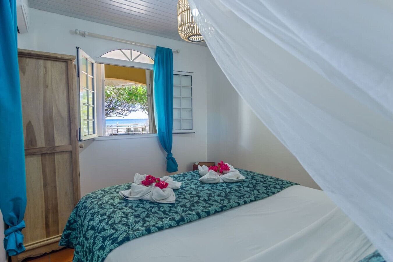 3 bedrooms, desk, iron/ironing board, travel cot