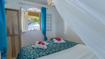 3 bedrooms, desk, iron/ironing board, travel cot