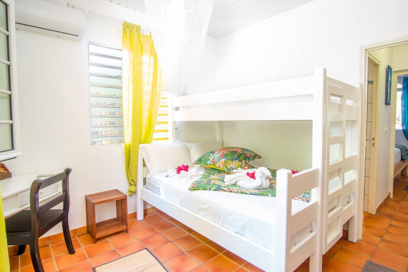 3 chambres, bureau, fer et planche à repasser, lit de bébé portatif