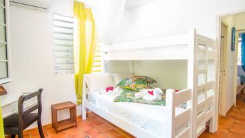 3 chambres, bureau, fer et planche à repasser, lit de bébé portatif
