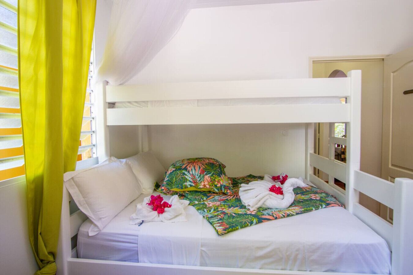 3 habitaciones, escritorio y tabla de planchar con plancha 