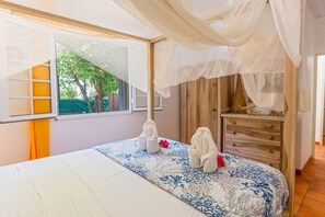 Room - Yellow Beach Villa - Creole-style house on the beach (Le Diamant)