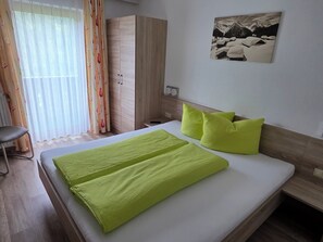 Room - Stylishly renovated and panoramic view (Kappl)