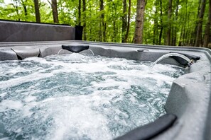 Outdoor spa tub - Cozy Cottage with Hot Tub, Fire Pit and Sunroom - Loaded with Modern Touches in Front Royal, VA (Front Royal)