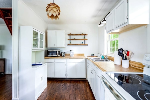 Coffee/tea maker, fridge, microwave, oven