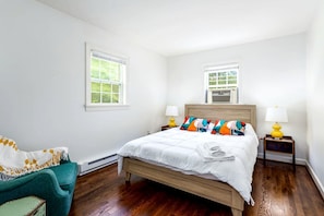 2 bedrooms, iron/ironing board, WiFi, bed sheets - Cozy Cottage with Hot Tub, Fire Pit and Sunroom - Loaded with Modern Touches in Front Royal, VA (Front Royal)