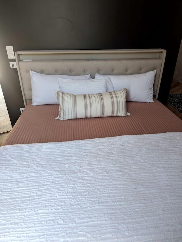 1 bedroom, travel cot, WiFi, bed sheets