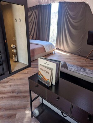 Travel crib, WiFi, bed sheets