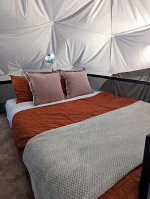 Travel crib, WiFi, bed sheets