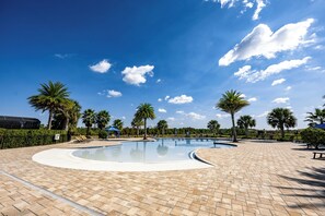 A swimming pool with palm trees and a clear sky. - Bengal Court Reserve (Kissimmee)
