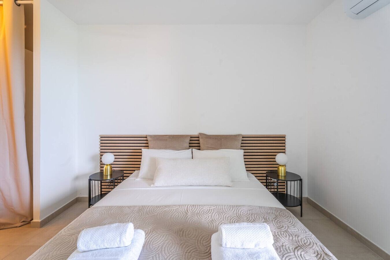 Desk, iron/ironing board, WiFi, bed sheets
