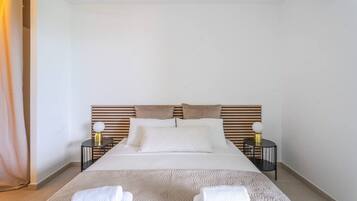 Desk, iron/ironing board, WiFi, bed sheets