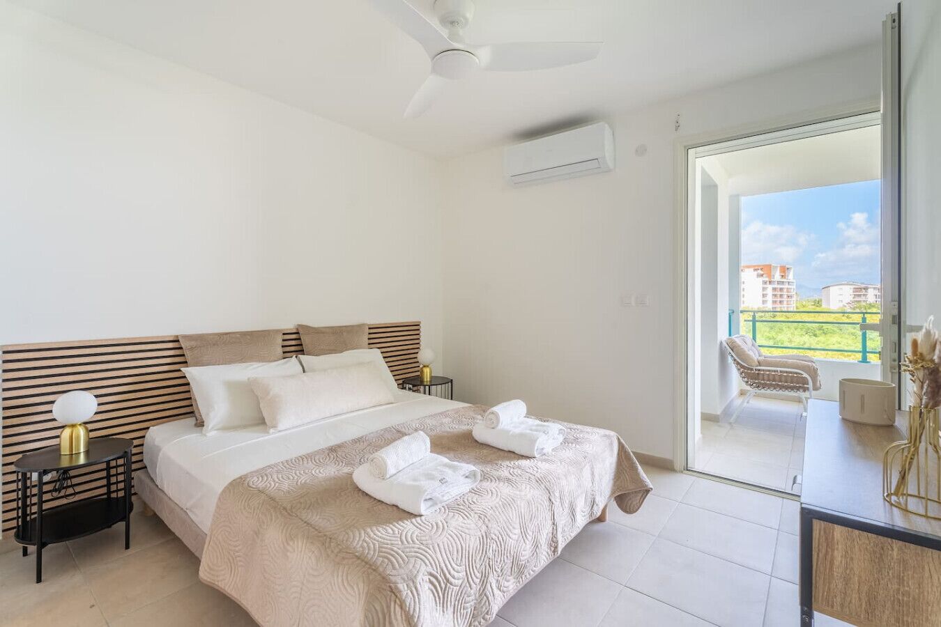 Desk, iron/ironing board, WiFi, bed sheets