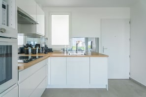 Cafetera y tetera, refrigerador, microondas y horno 