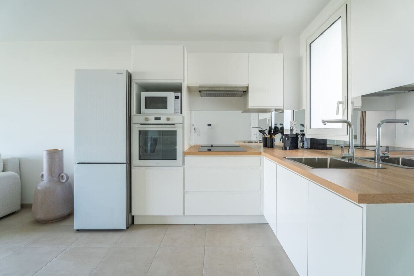 Coffee/tea maker, fridge, microwave, oven