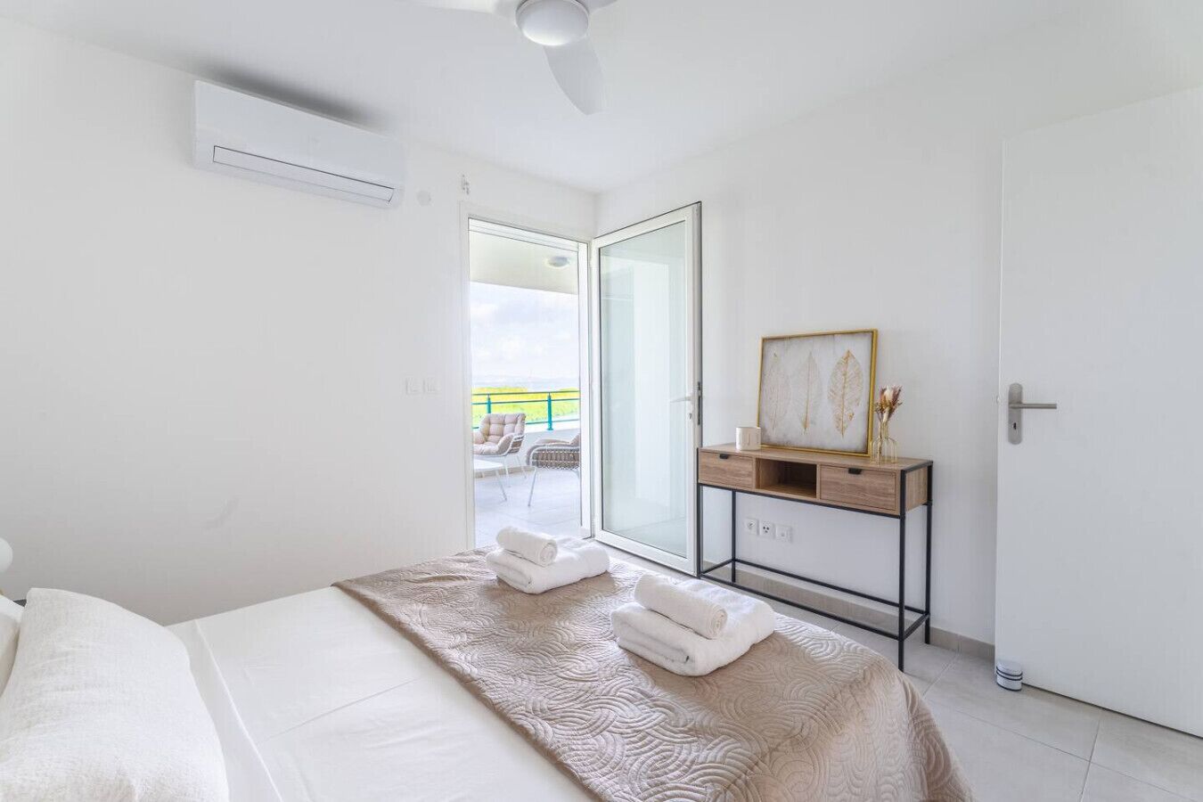 Desk, iron/ironing board, WiFi, bed sheets