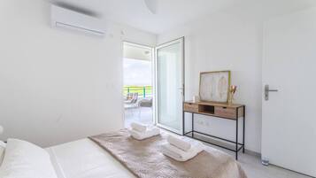 Desk, iron/ironing board, WiFi, bed sheets