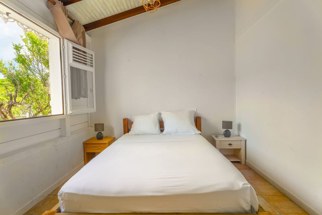 Desk, iron/ironing board, WiFi, bed sheets