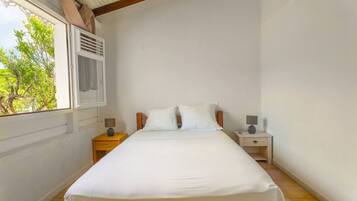 Desk, iron/ironing board, WiFi, bed sheets