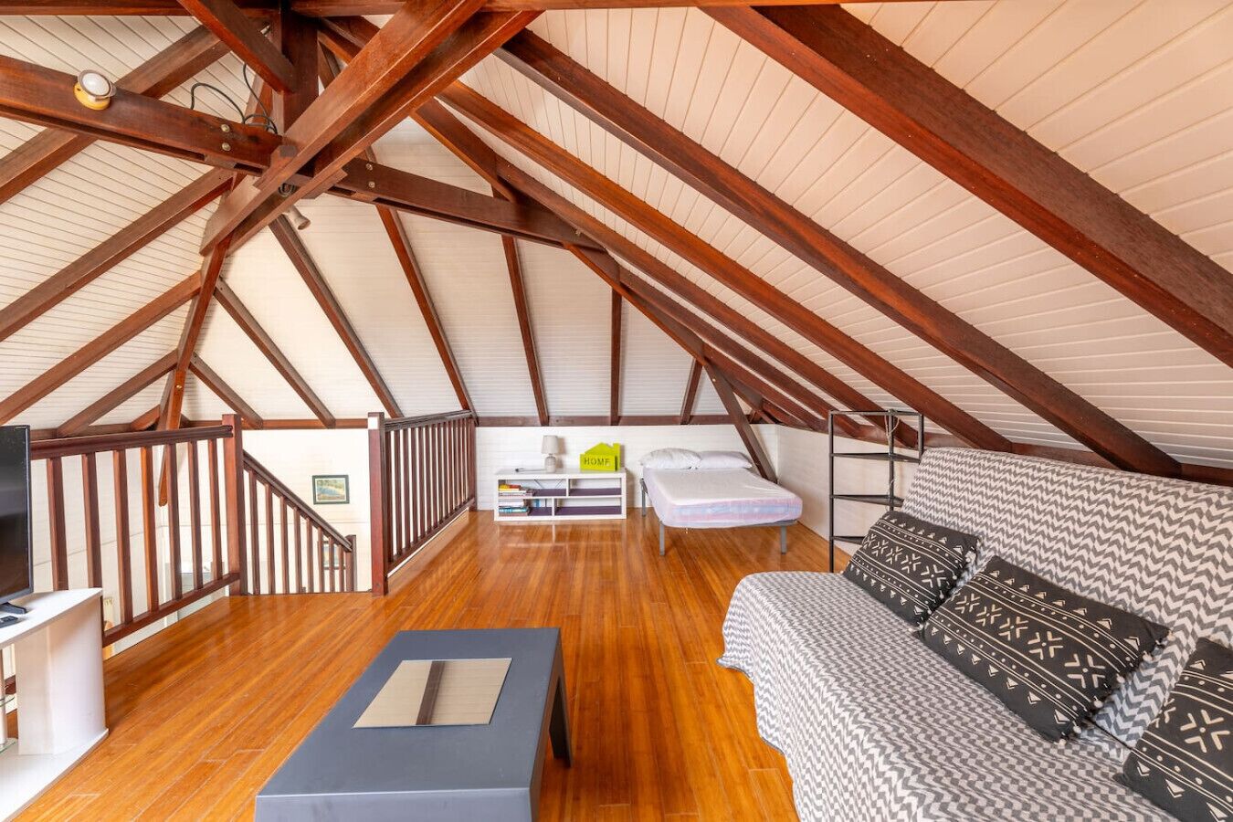 Desk, iron/ironing board, WiFi, bed sheets