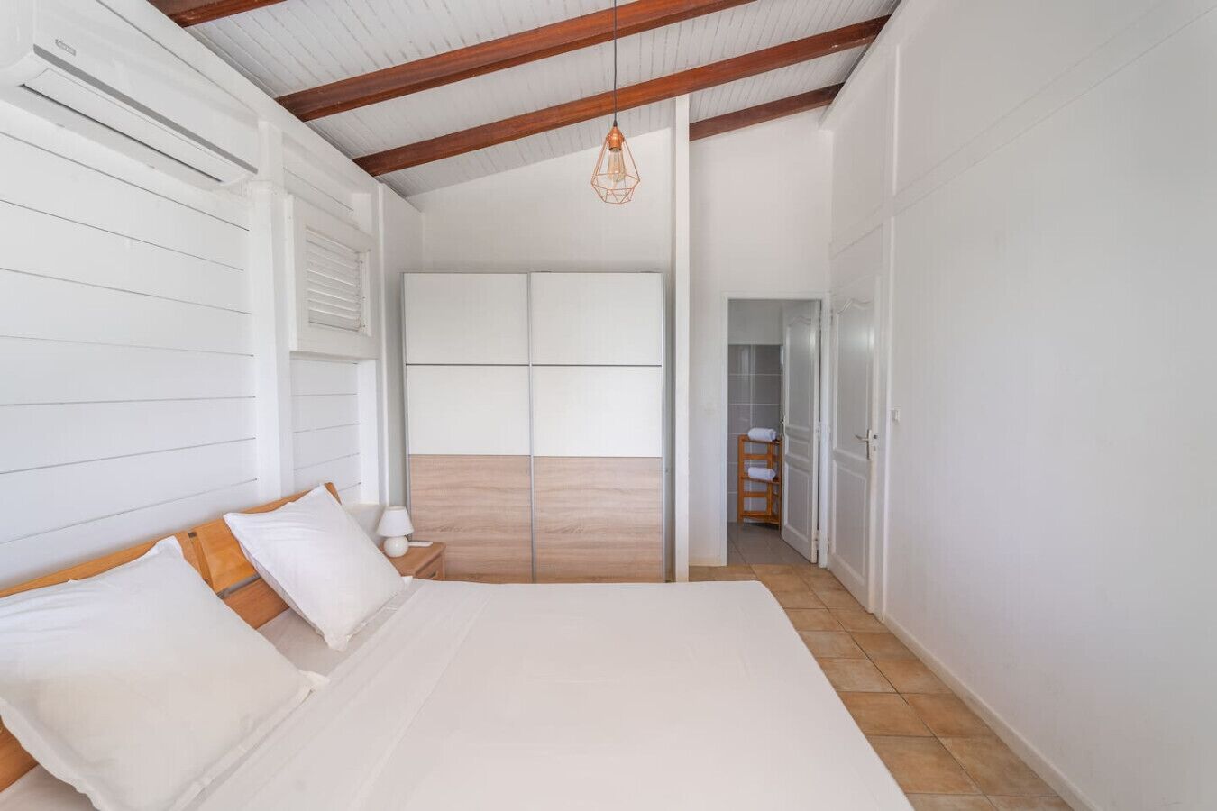 Desk, iron/ironing board, WiFi, bed sheets