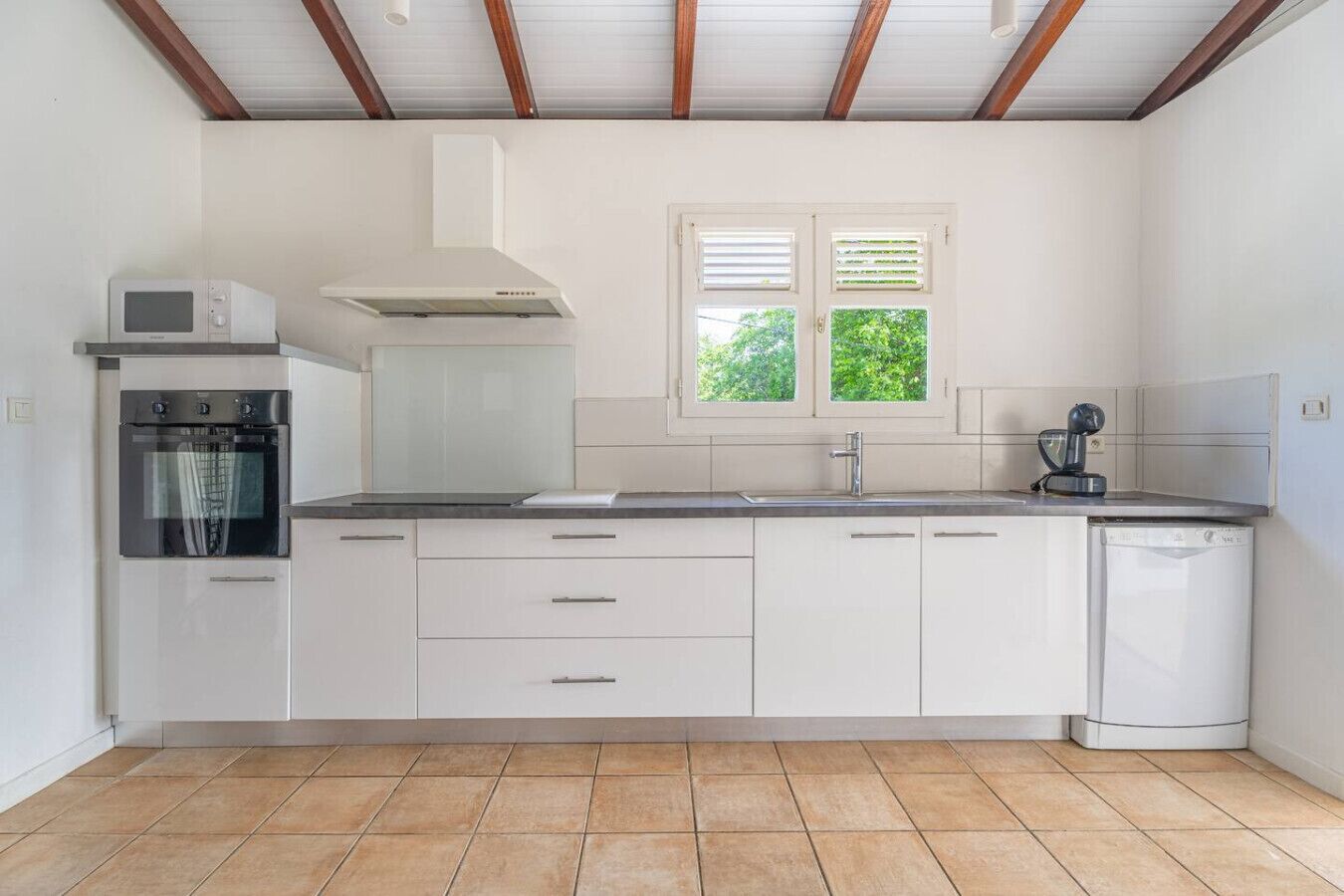 Coffee/tea maker, fridge, microwave, oven