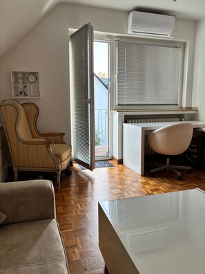Living area - Bed & Breakfast 'Studio Mel' with Balcony and Air Conditioning (Mülheim)