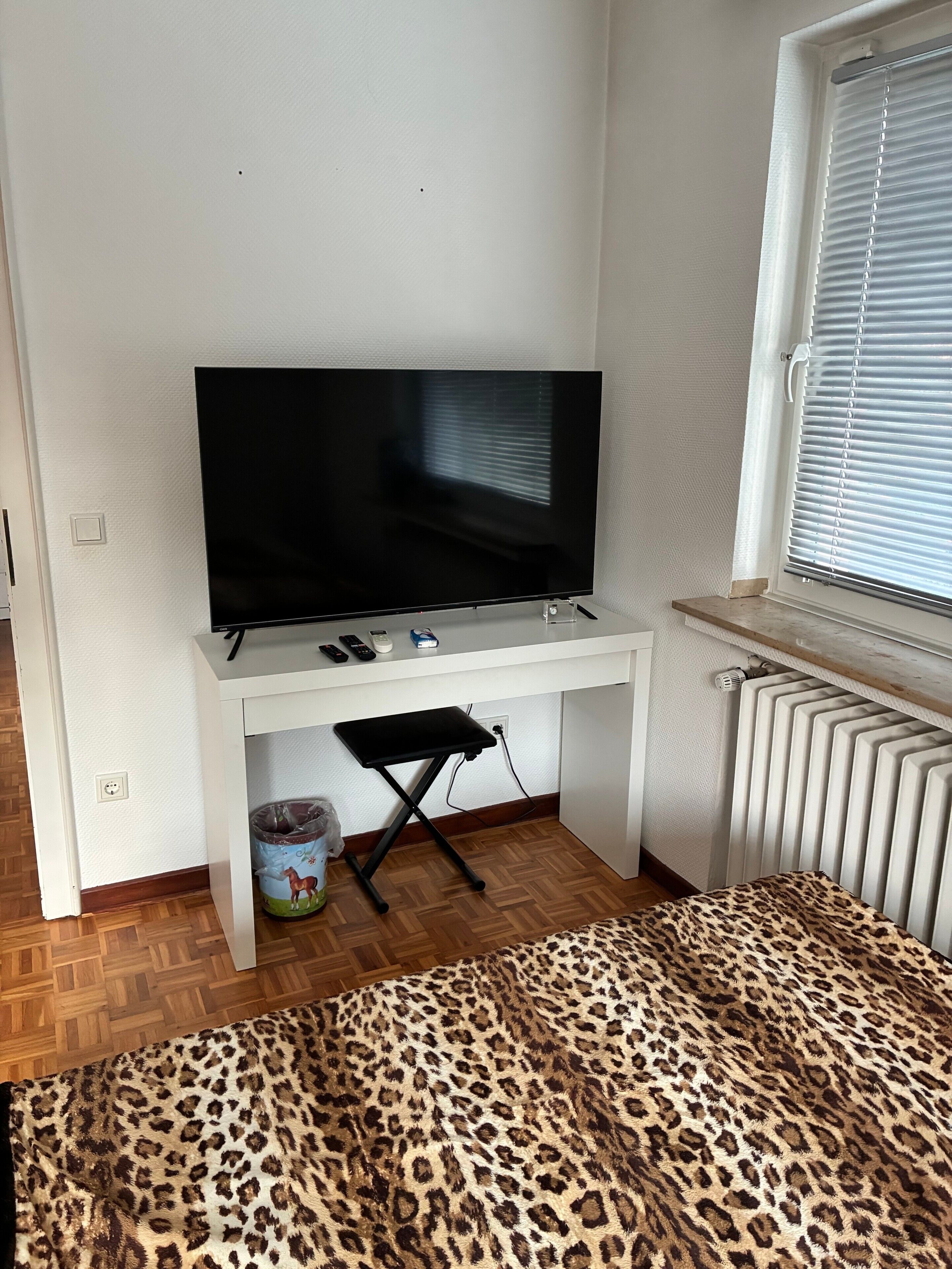1 bedroom, bed sheets