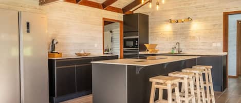 Frigorífico, microondas, horno y placa de cocina