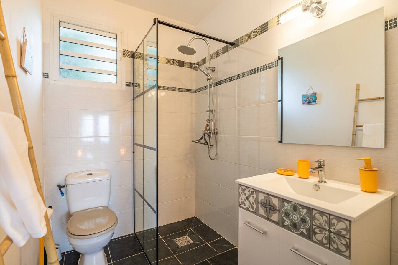 Un baño con inodoro, ducha y lavamanos.