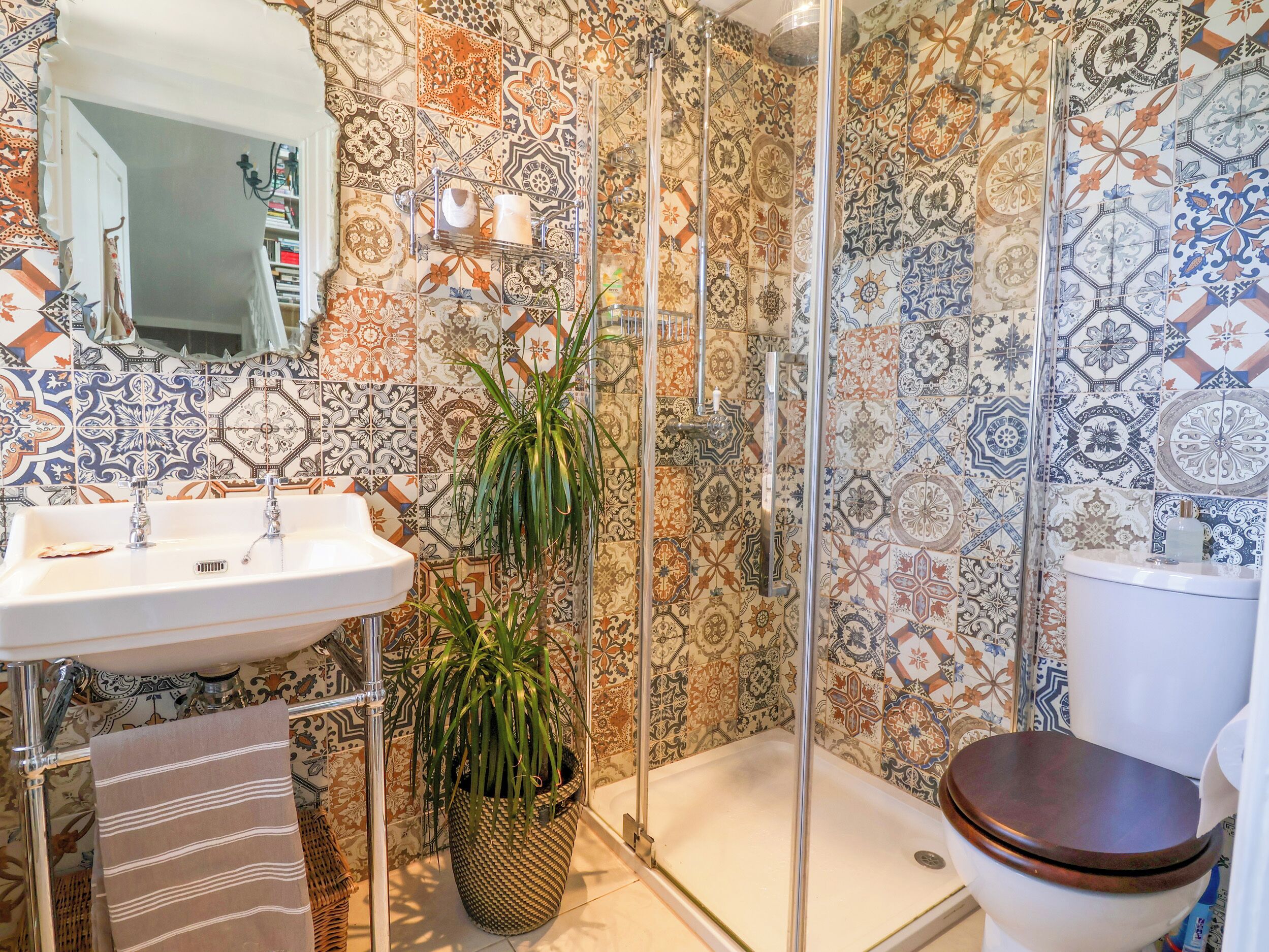 Un baño con ducha, lavamanos e inodoro.