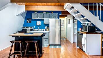 Coffee/tea maker, fridge, microwave, oven
